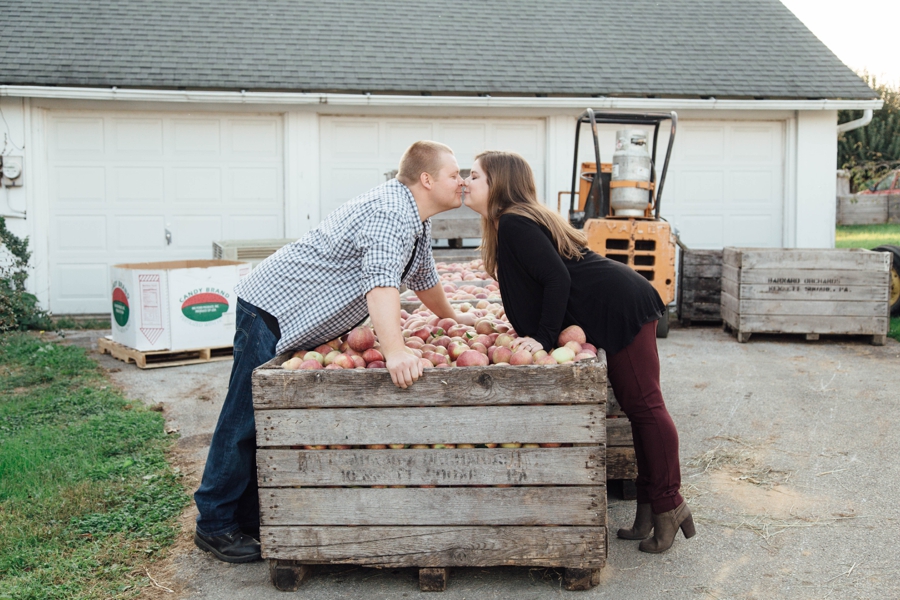 barnards-orchard-chester-county-pa-couple-pictures_0036
